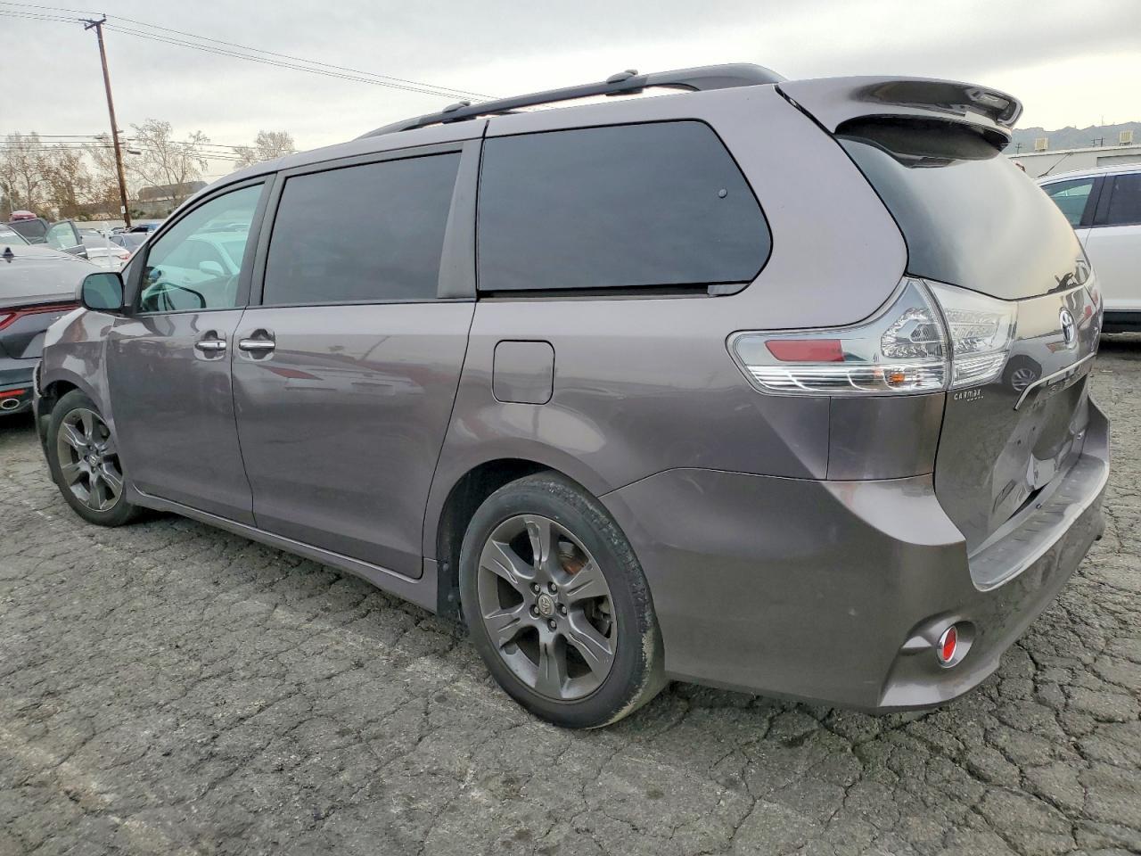 2015 Toyota Sienna Sport - Image 2