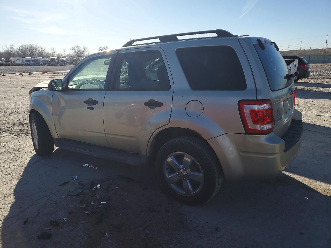 2010 Ford Escape Xlt - Image 2