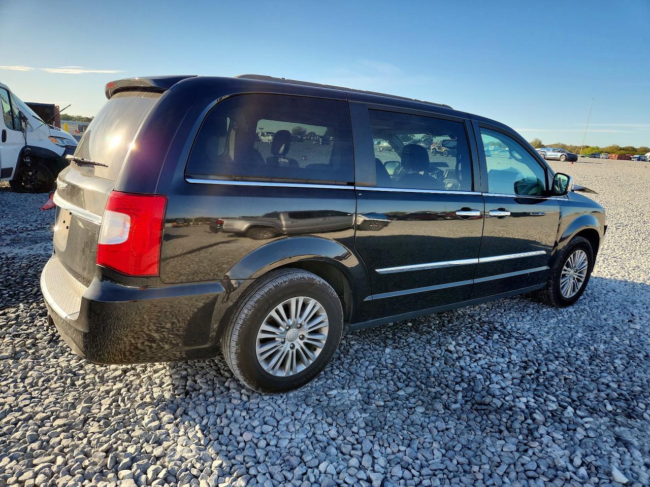 2016 Chrysler Town & Country Touring L - Image 3