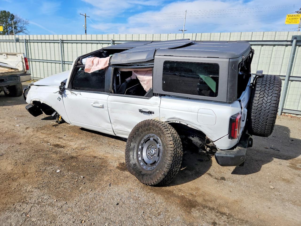2025 Ford Bronco Outer Banks - Image 2