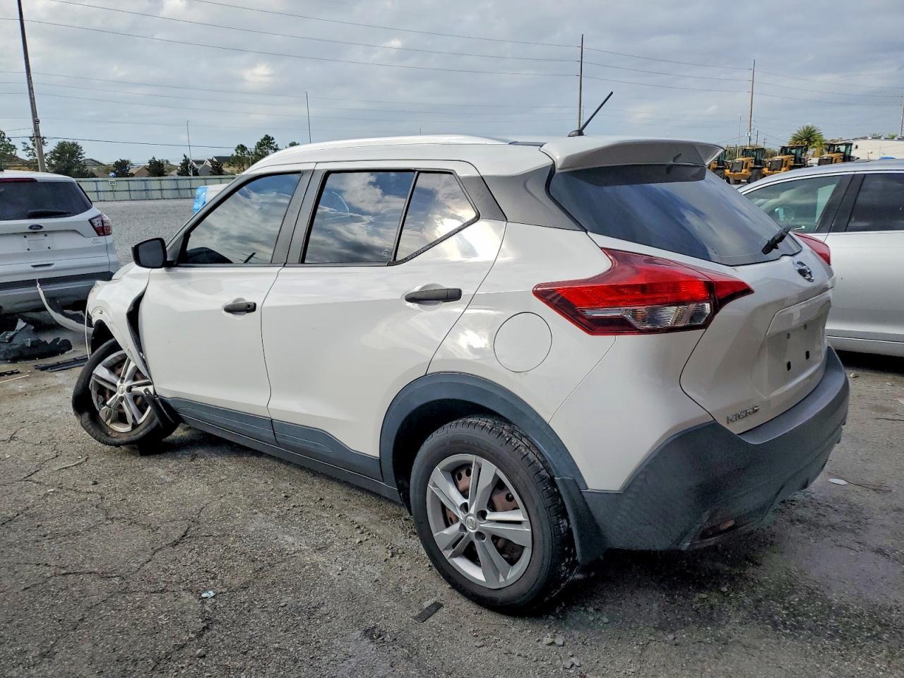 2019 Nissan Kicks S - Image 2