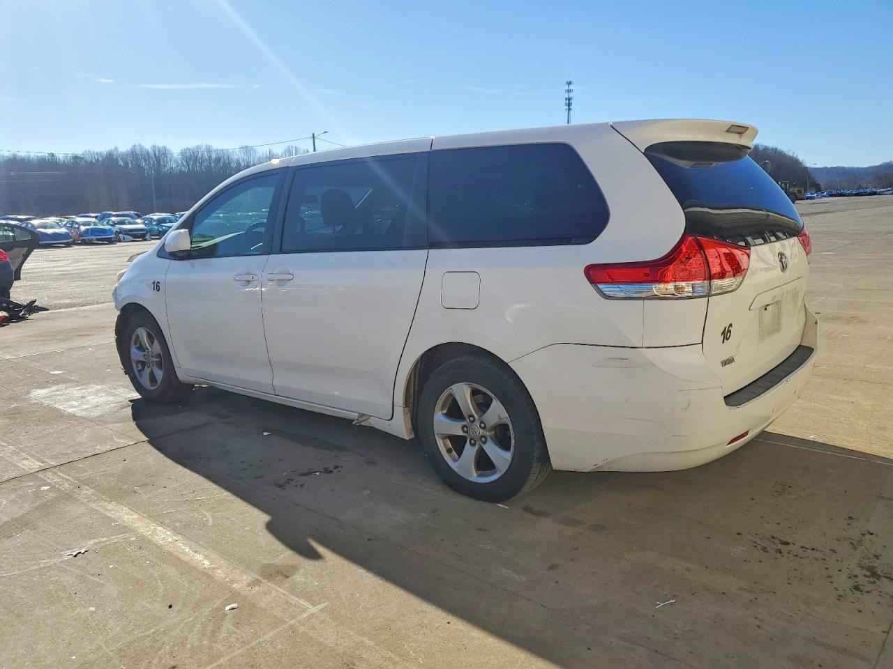 2011 Toyota Sienna - Фото 2