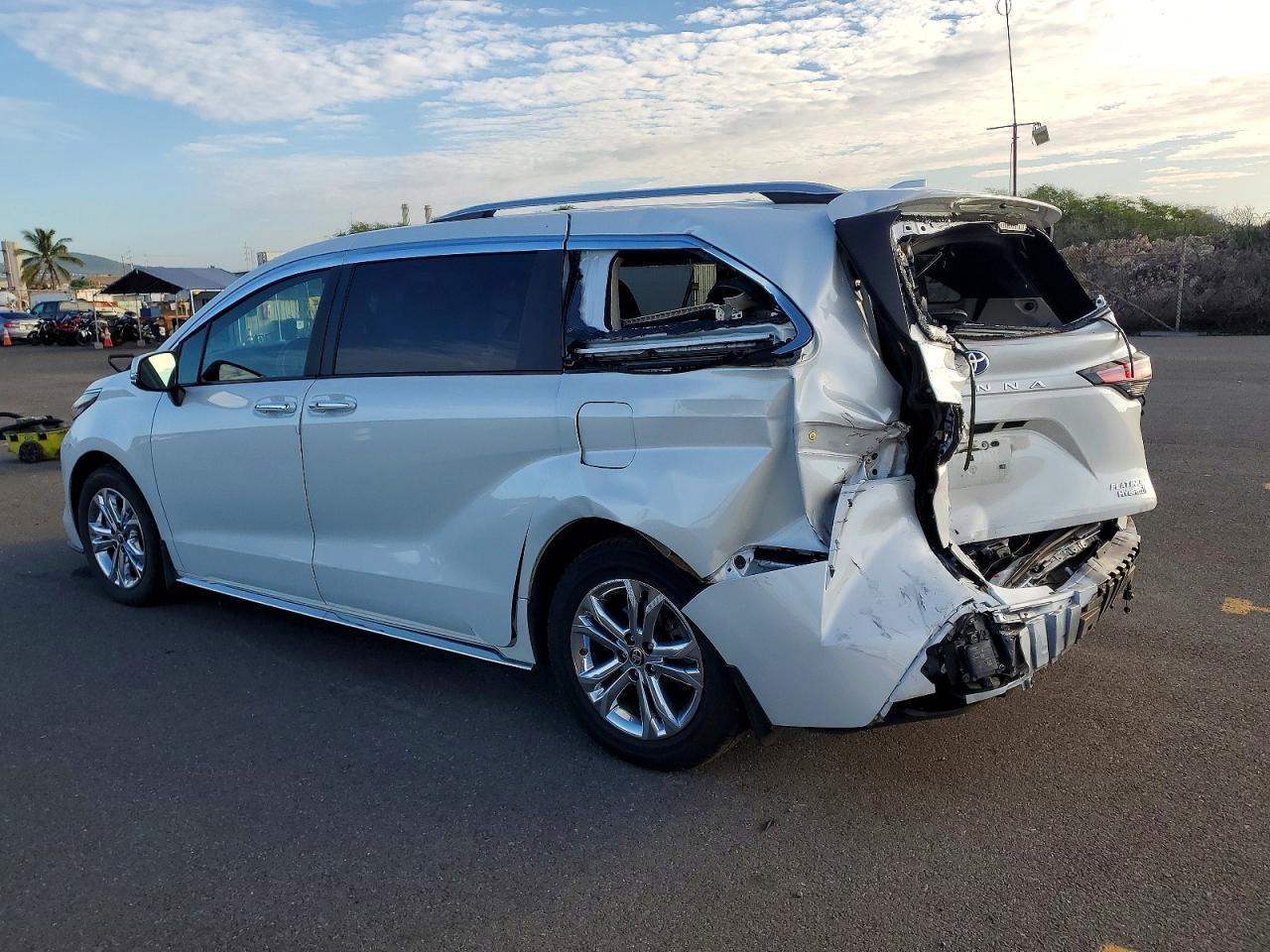 2022 Toyota Sienna Limited - Image 2