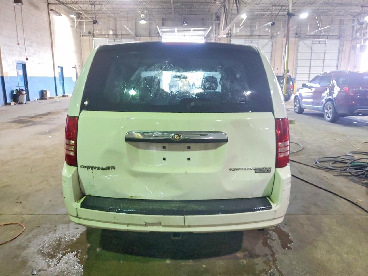 2010 Chrysler Town & Country Lx - Фото 6