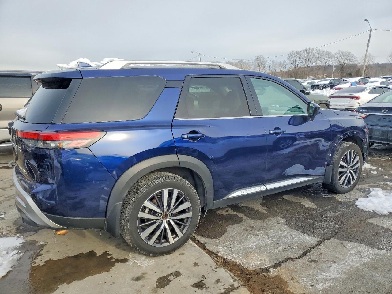 2022 Nissan Pathfinder Platinum - Фото 3
