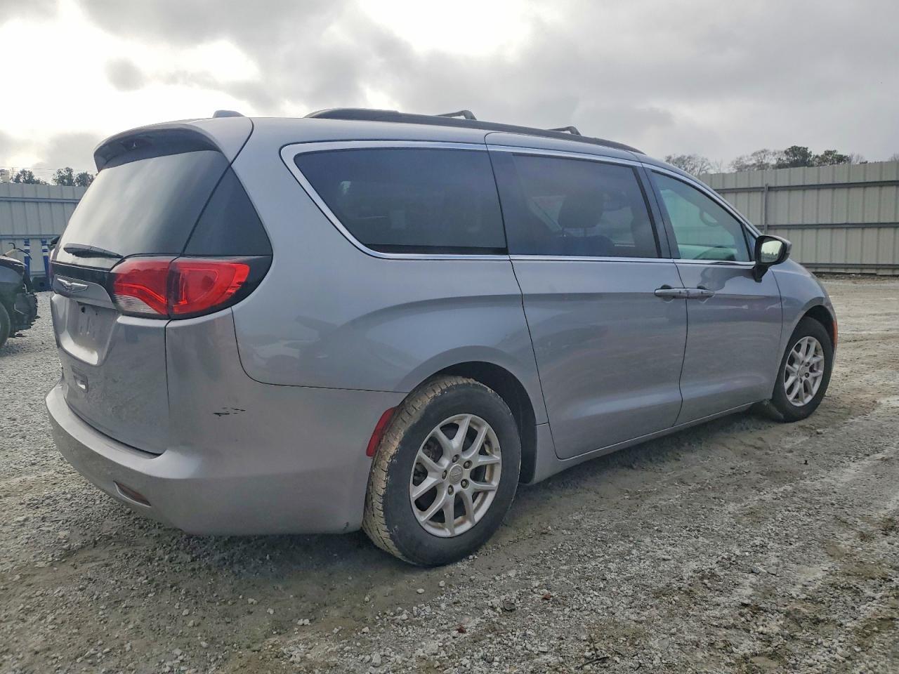 2020 Chrysler Voyager Lxi - Фото 3