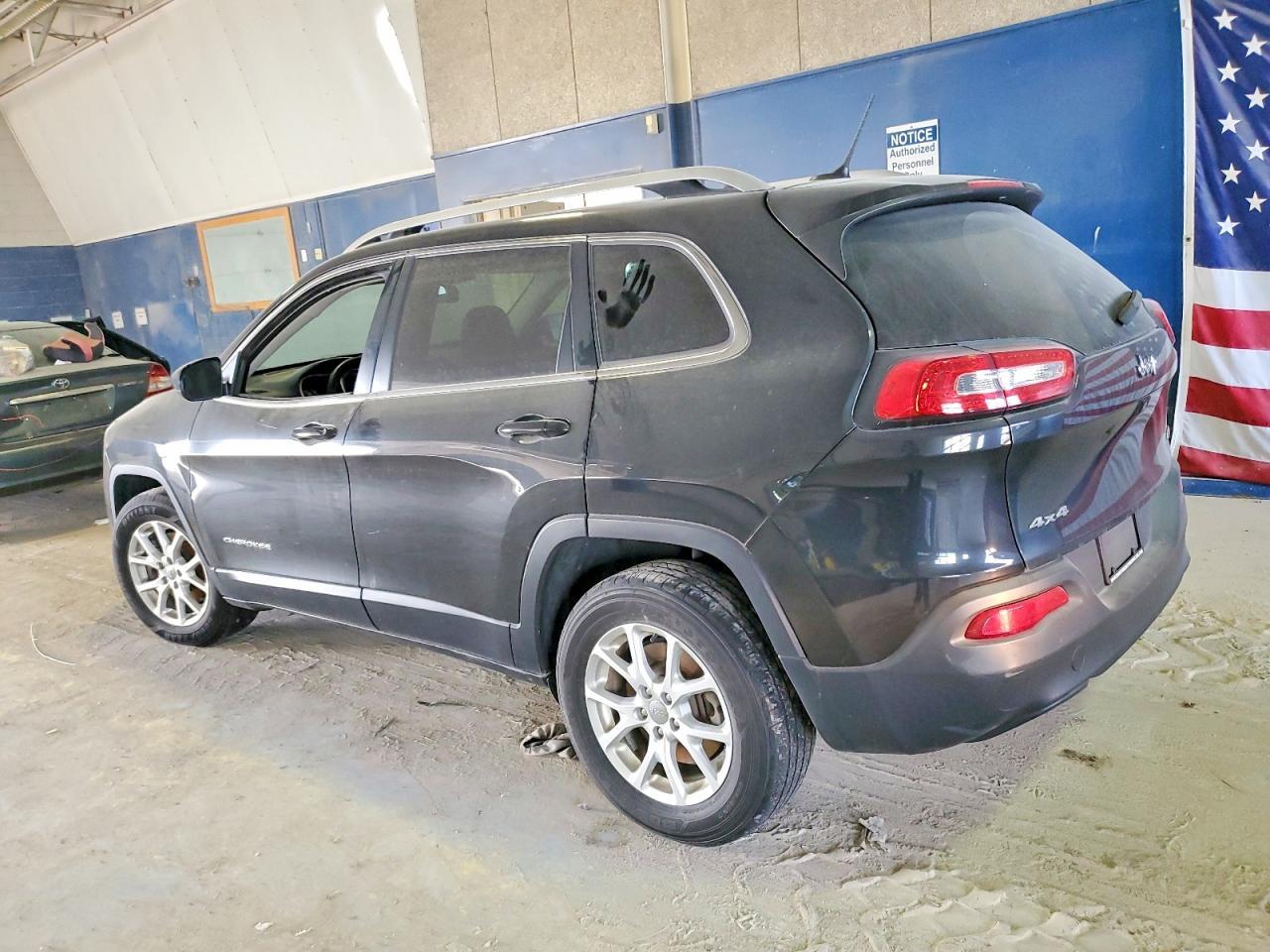 2016 Jeep Cherokee Latitude - Image 2