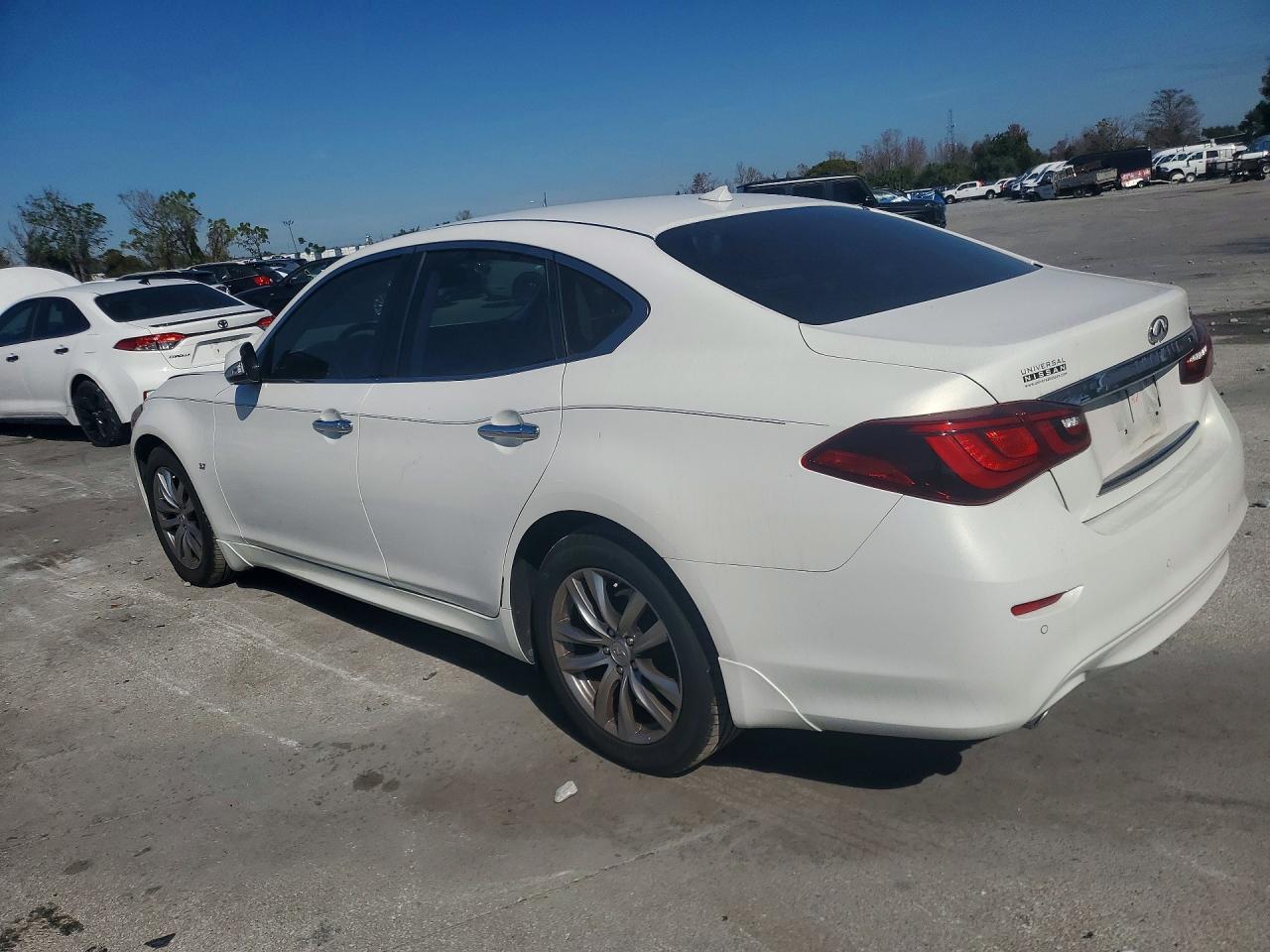 2015 Infiniti Q70 3.7 - Фото 2