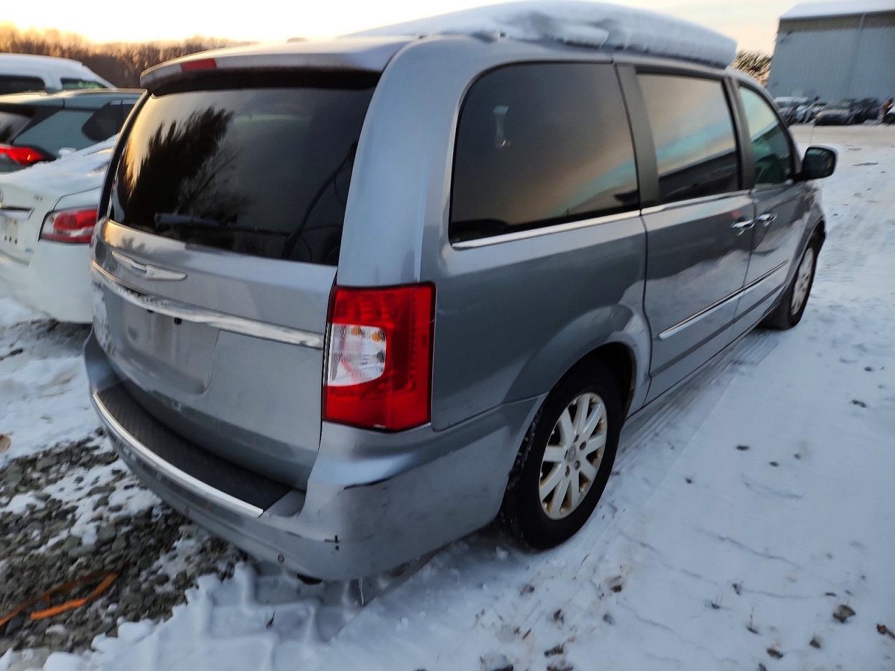 2015 Chrysler Town And C - Фото 3