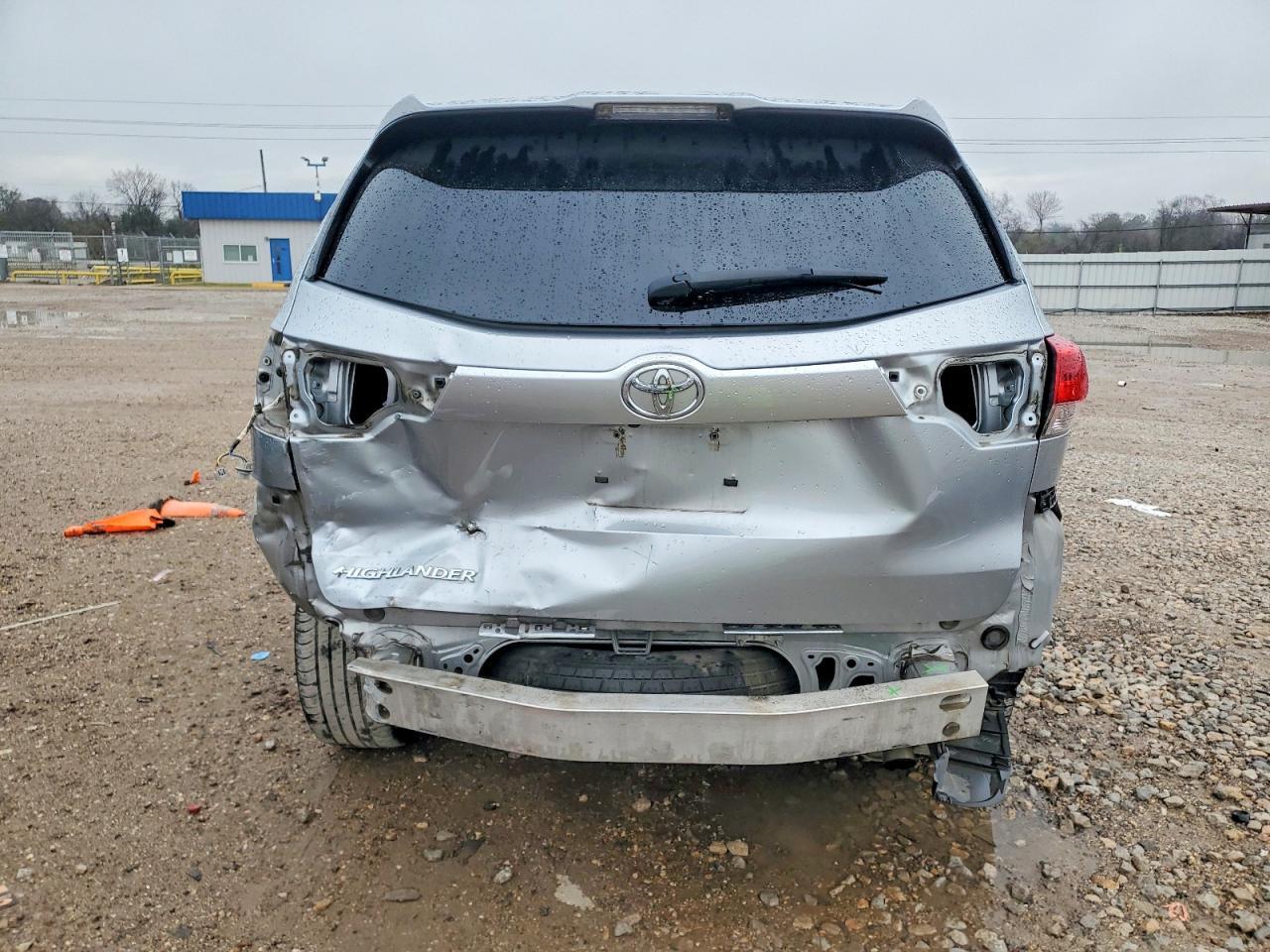2017 Toyota Highlander Le - Image 6