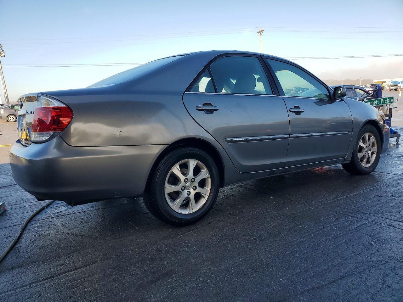 2005 Toyota Camry Le - Image 3