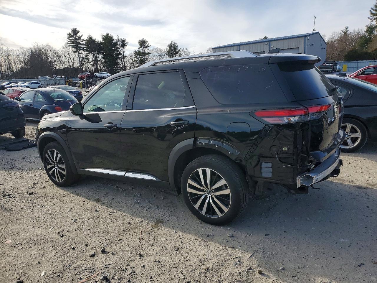 2023 Nissan Pathfinder Platinum - Image 2