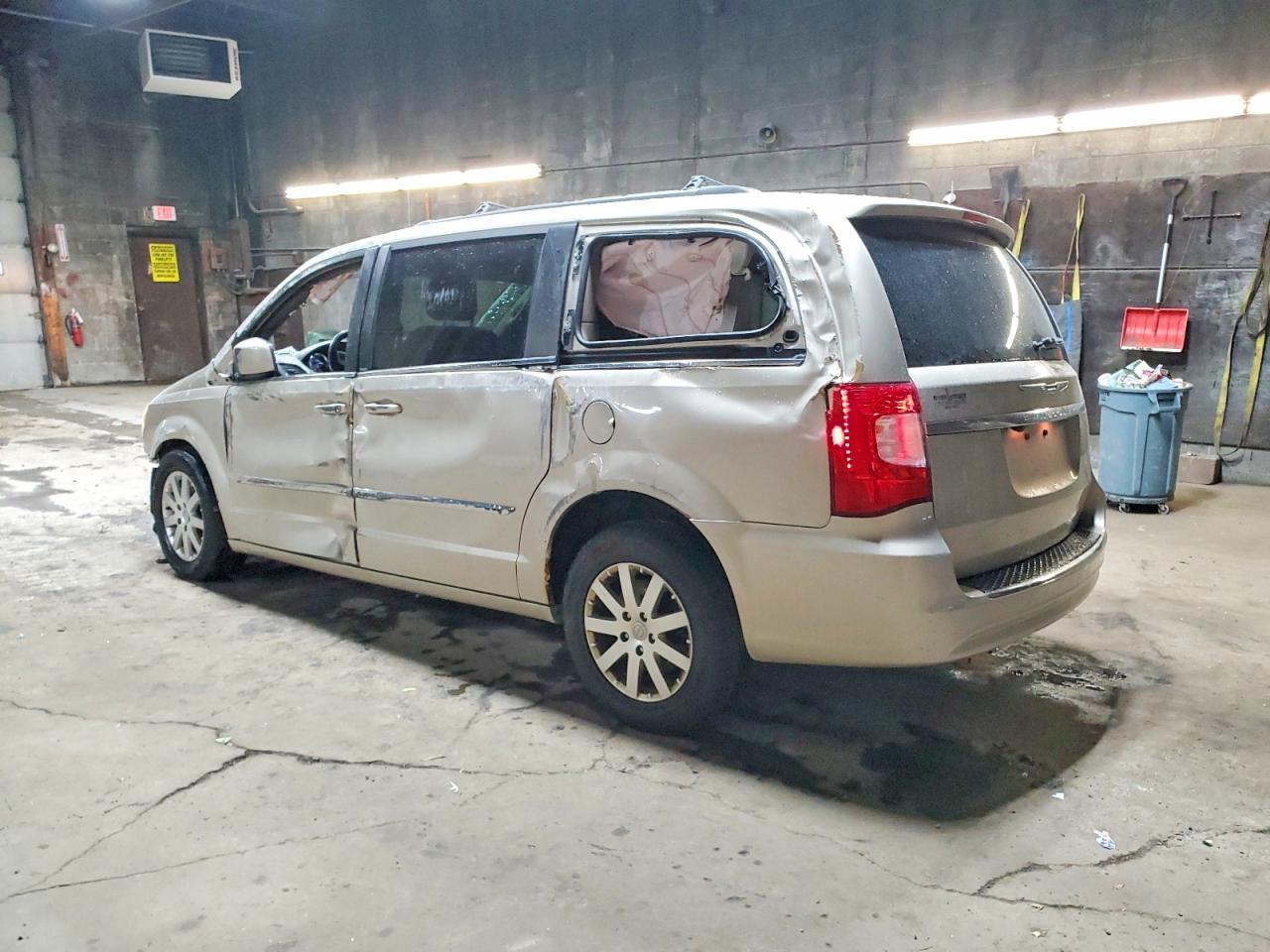 2014 Chrysler Town & Country Touring - Image 2