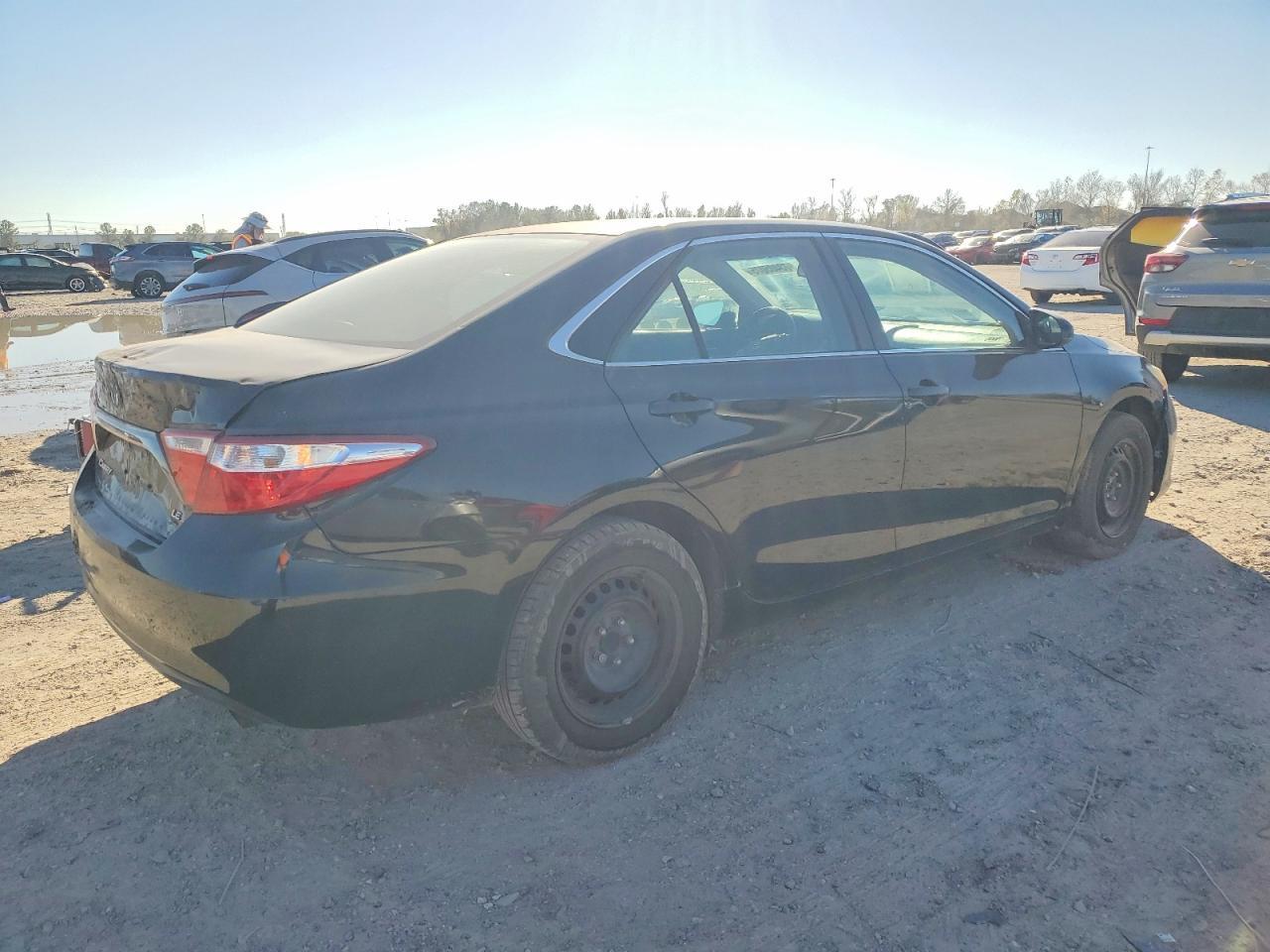 2017 Toyota Camry Le - Фото 3