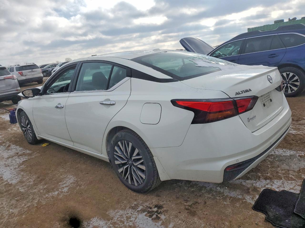 2024 Niss Altima - Image 2