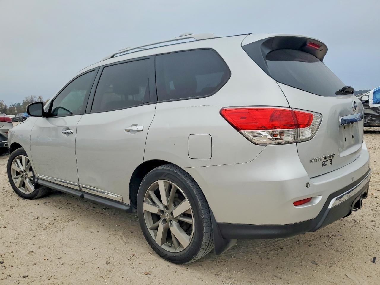 2015 Nissan Pathfinder S - Фото 2