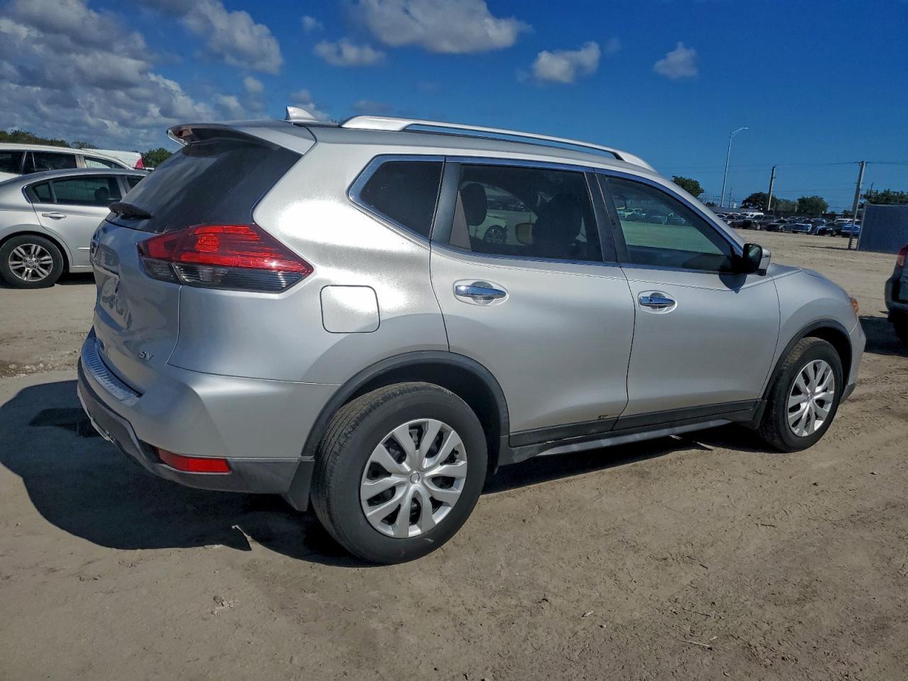 2017 Nissan Rogue S - Фото 3