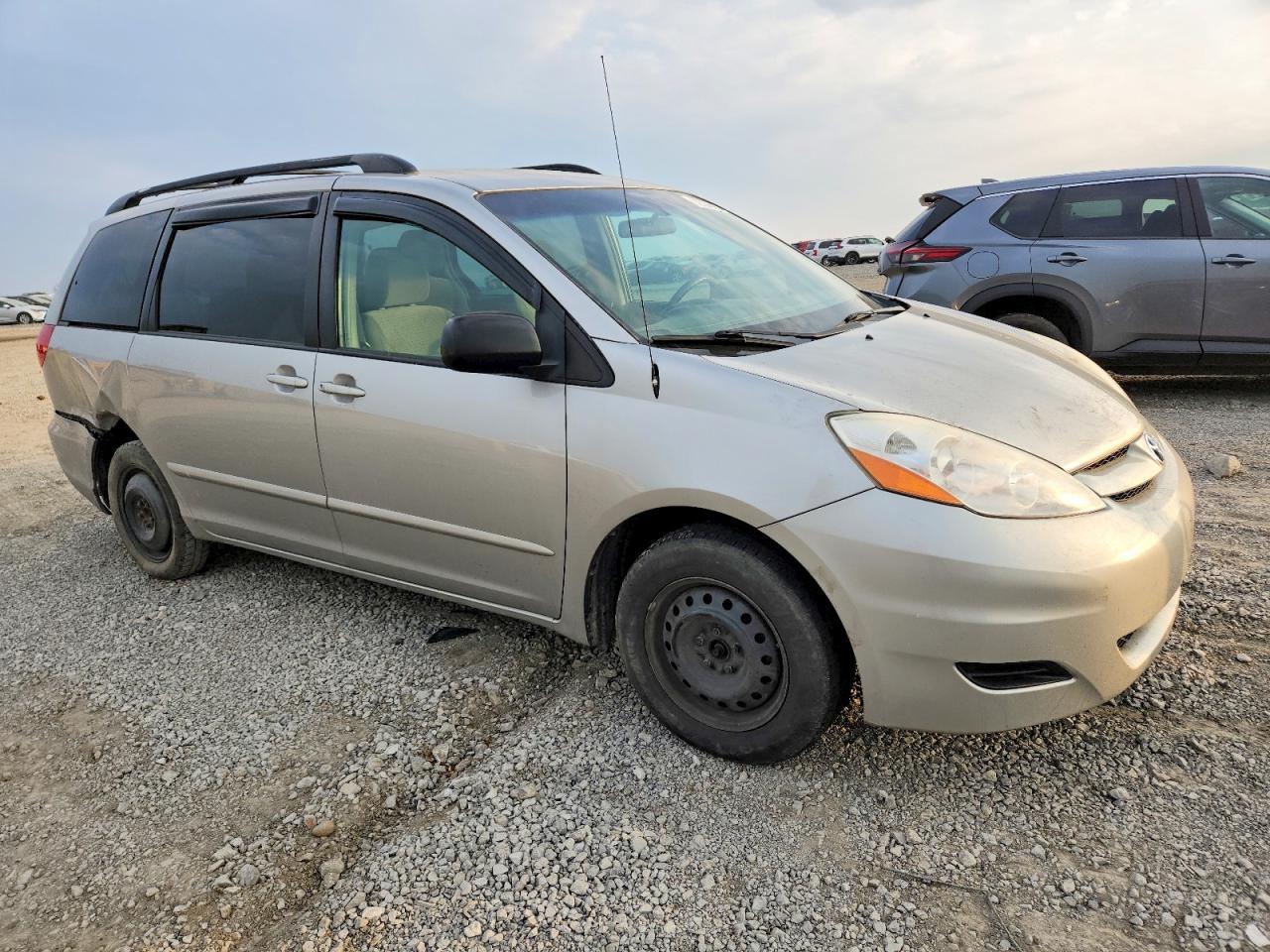 2010 Toyota Sienna Ce - Image 4