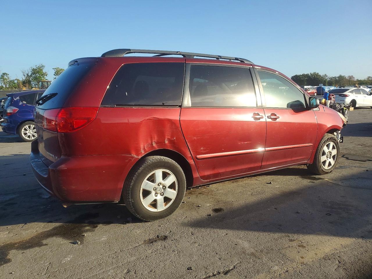 2010 Toyota Sienna Le 8-Passenger - Фото 3