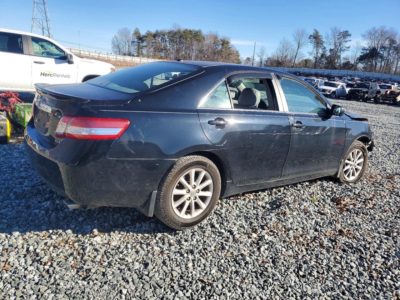 2011 Toyota Camry Base - Фото 3