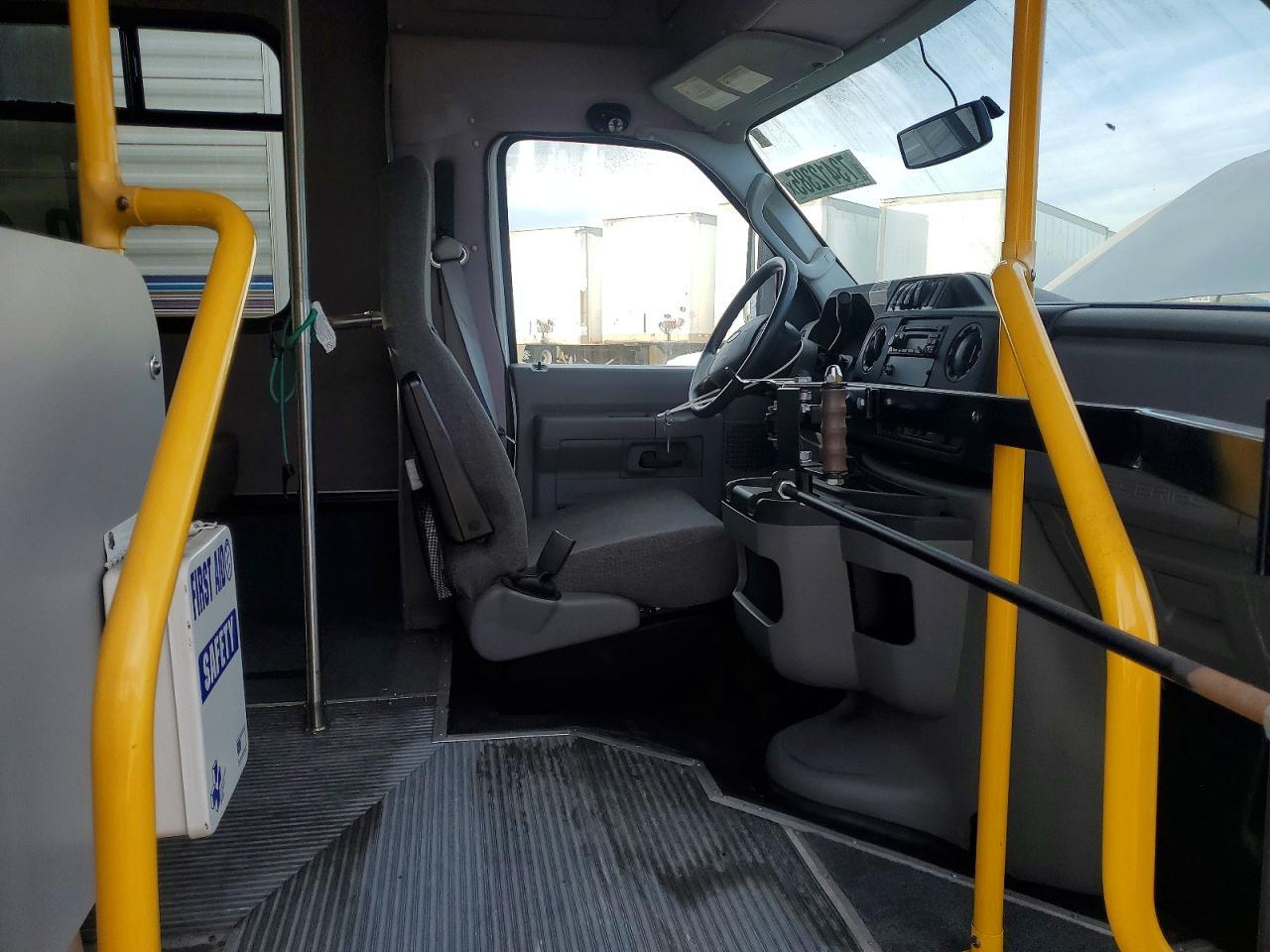 2015 Ford E450Sd Amb Shuttle Bus - Image 5