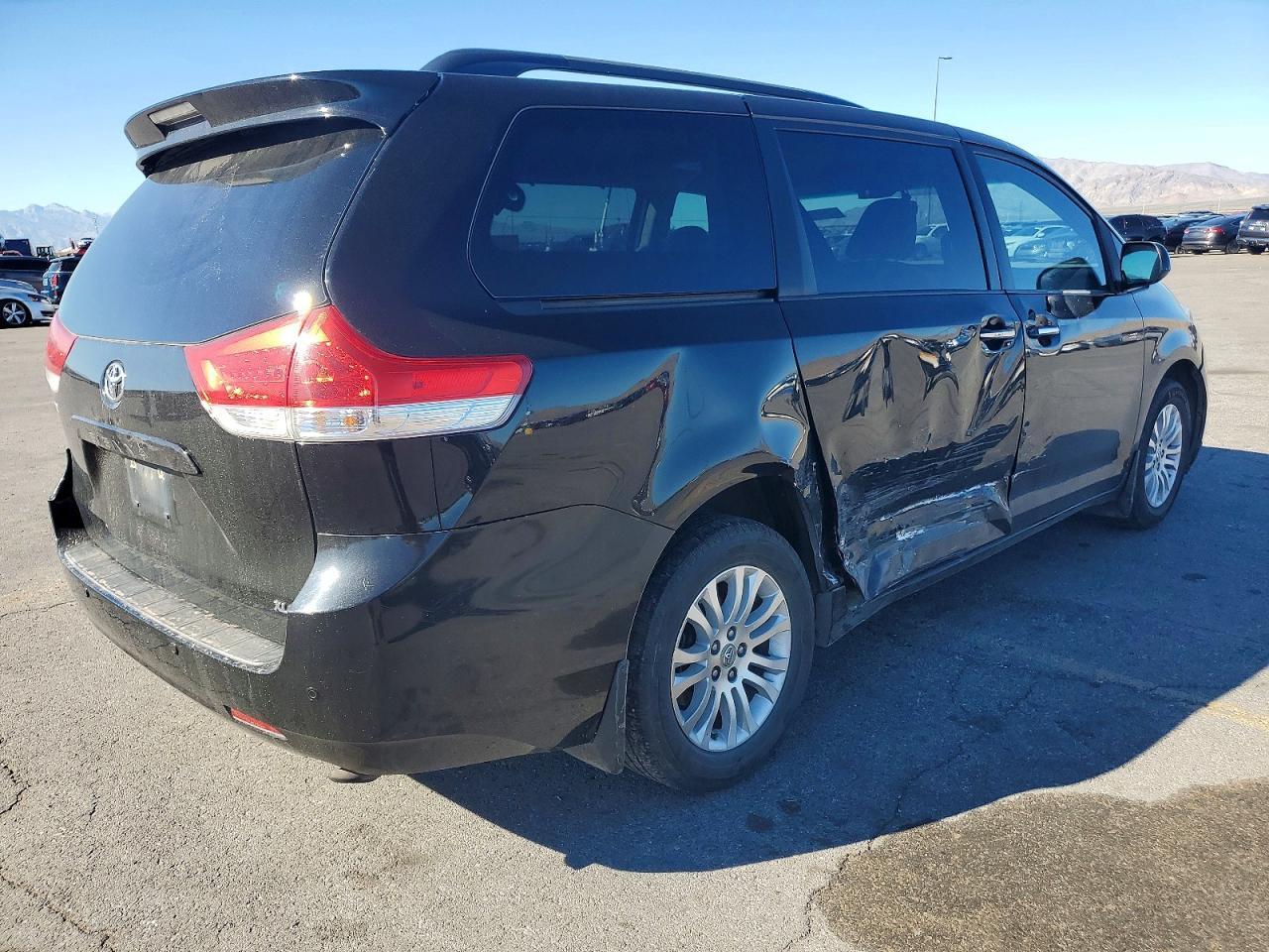 2011 Toyota Sienna Se Premium 8-Passenger - Image 3