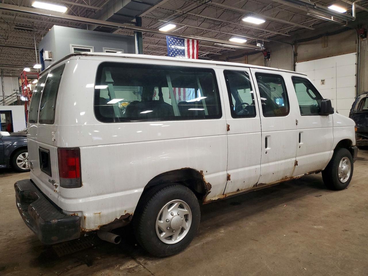 2010 Ford Econoline E350 Super Duty Wagon - Фото 3