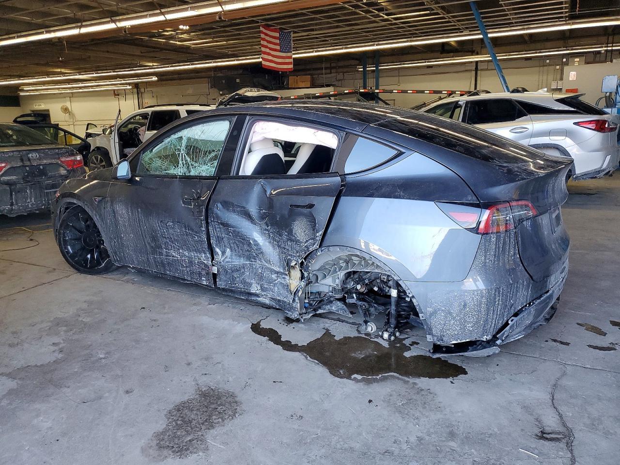 2023 Tesla Model Y - Фото 2