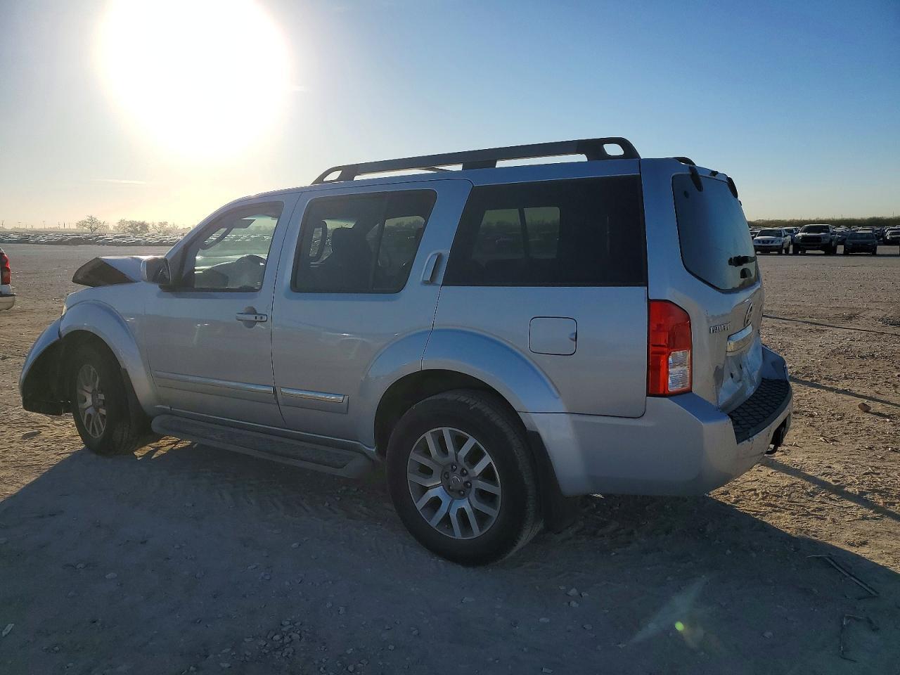 2011 Nissan Pathfinder S - Фото 2