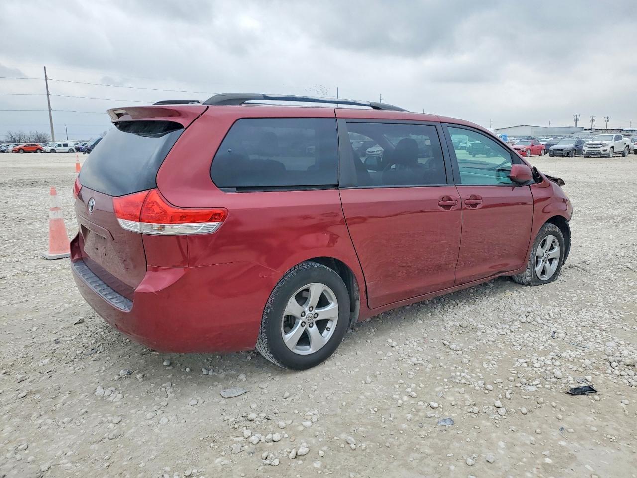 2013 Toyota Sienna Le - Image 3