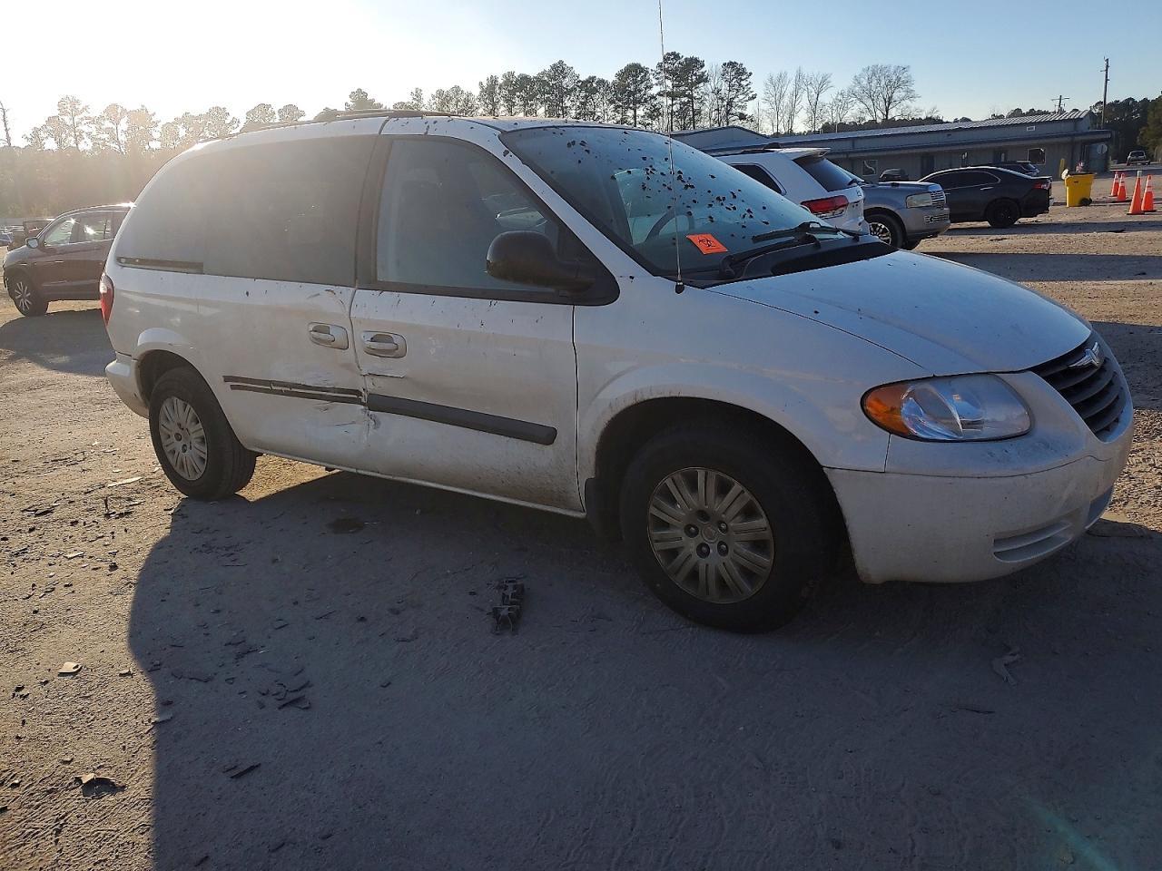 2005 Chrysler Town & Country - Image 4