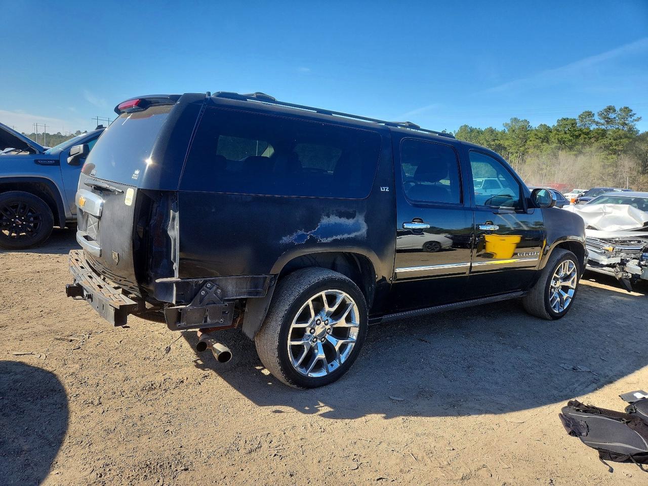 2013 Chevrolet Suburban C1500 Ltz - Image 3
