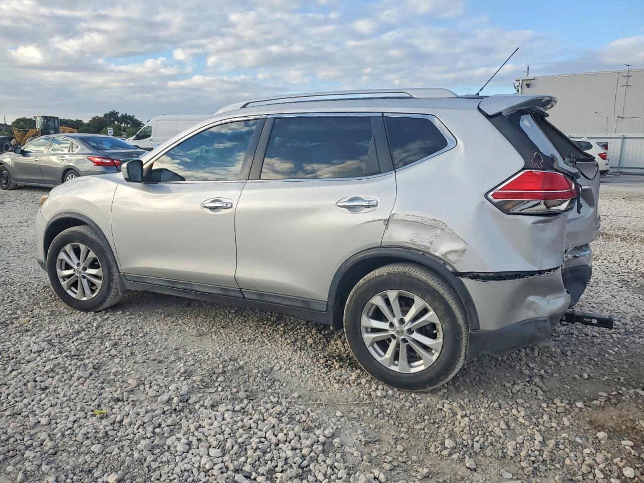 2014 Nissan Rogue Sv - Image 2