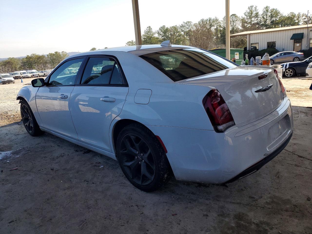 2022 Chrysler 300 Touring - Фото 2