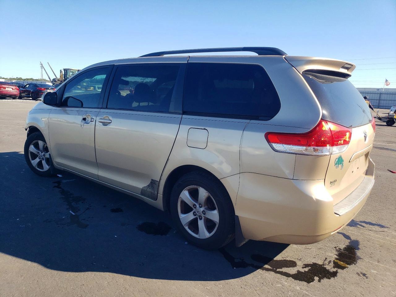 2012 Toyota Sienna Le - Фото 2