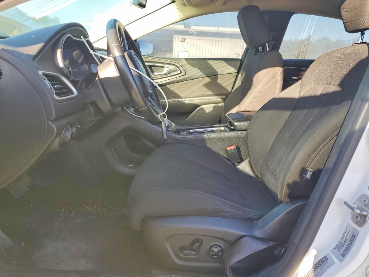 2015 Chrysler 200 Limited - Фото 7