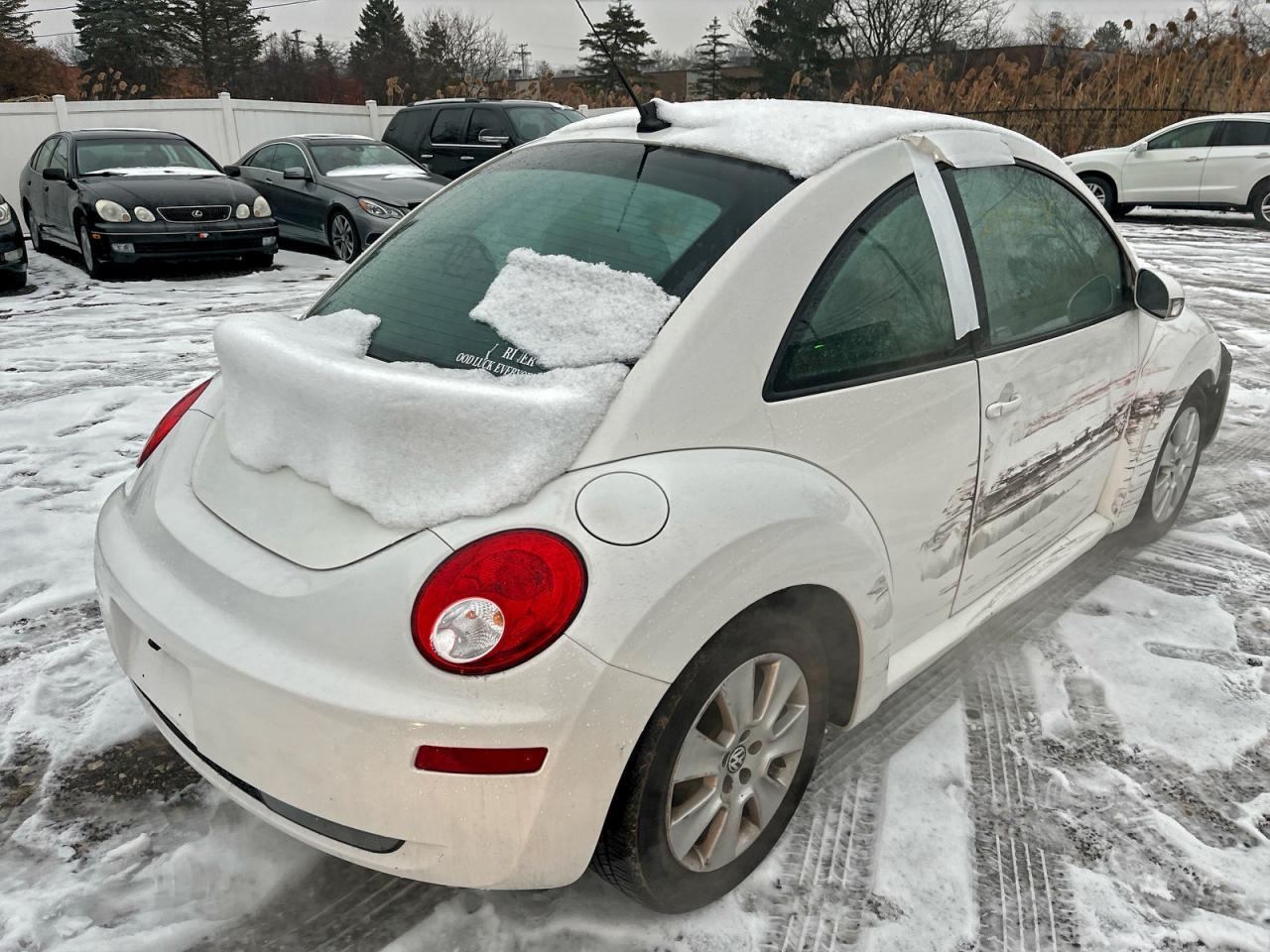 2010 Volkswagen New Beetle - Image 4