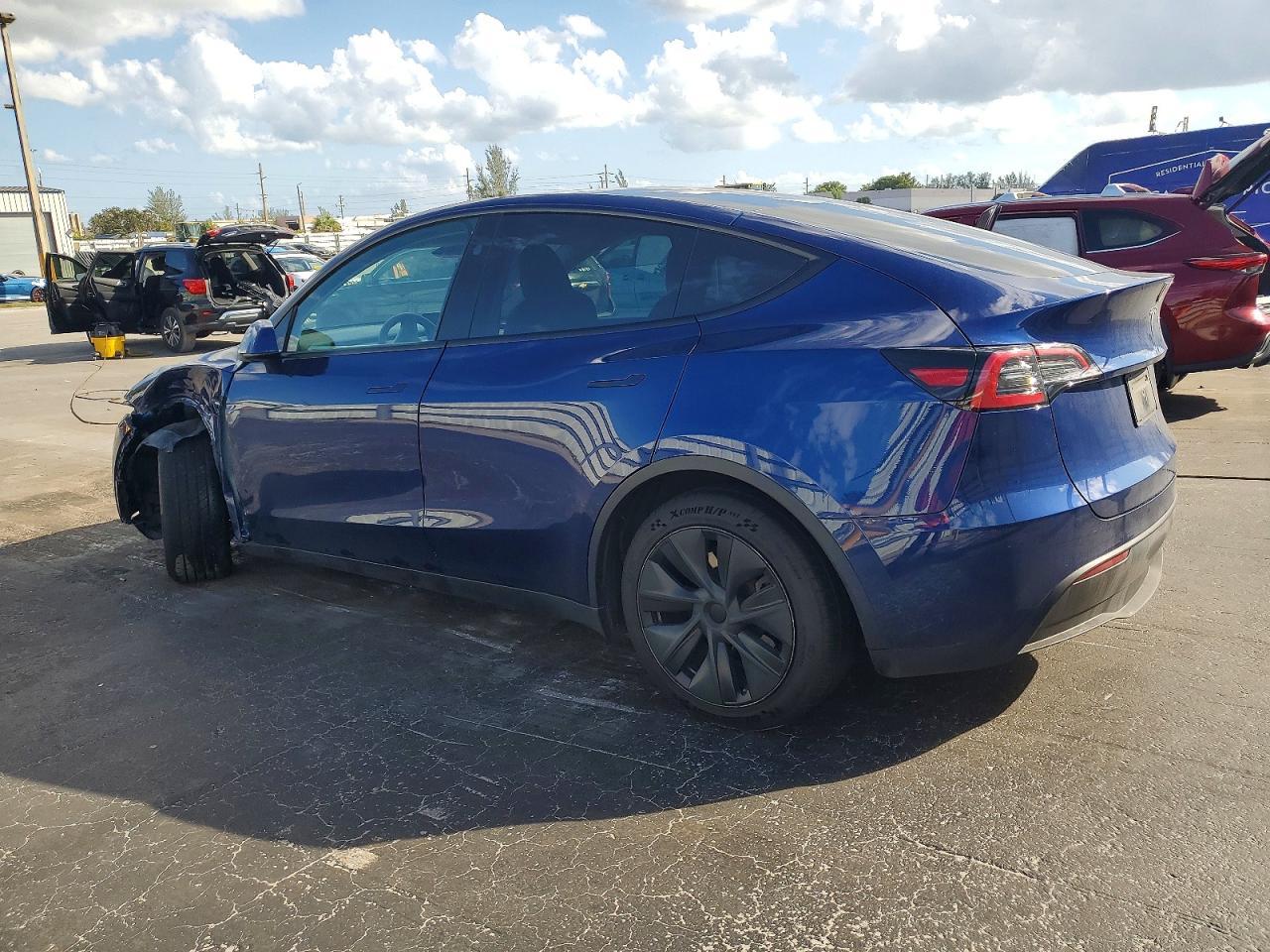 2024 Tesla Model Y - Фото 2