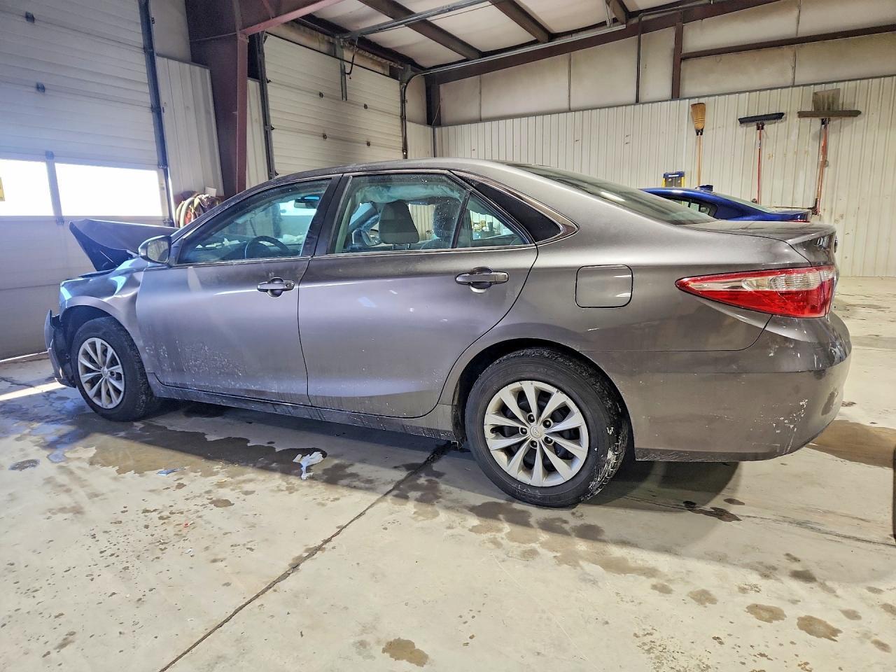 2017 Toyota Camry Le - Фото 2