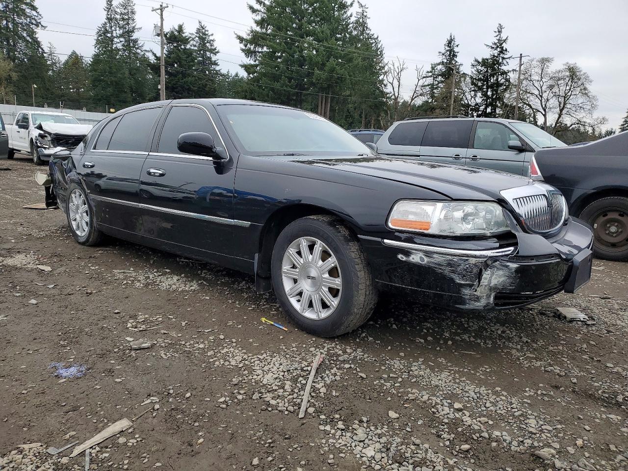 2011 Lincoln Town Car Signature Long Wheelbase - Image 4
