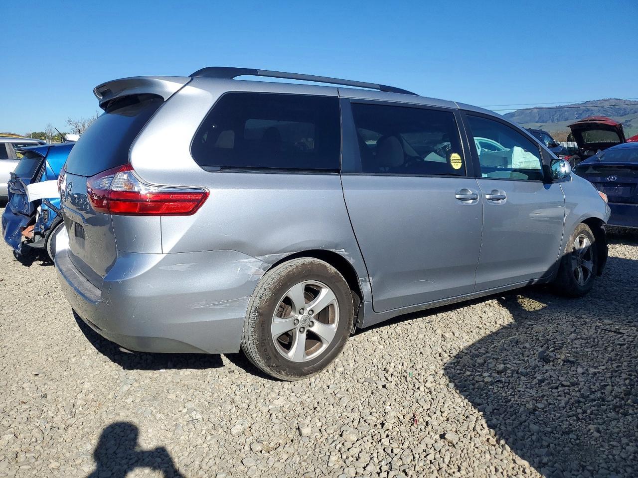 2017 Toyota Sienna Le - Фото 3