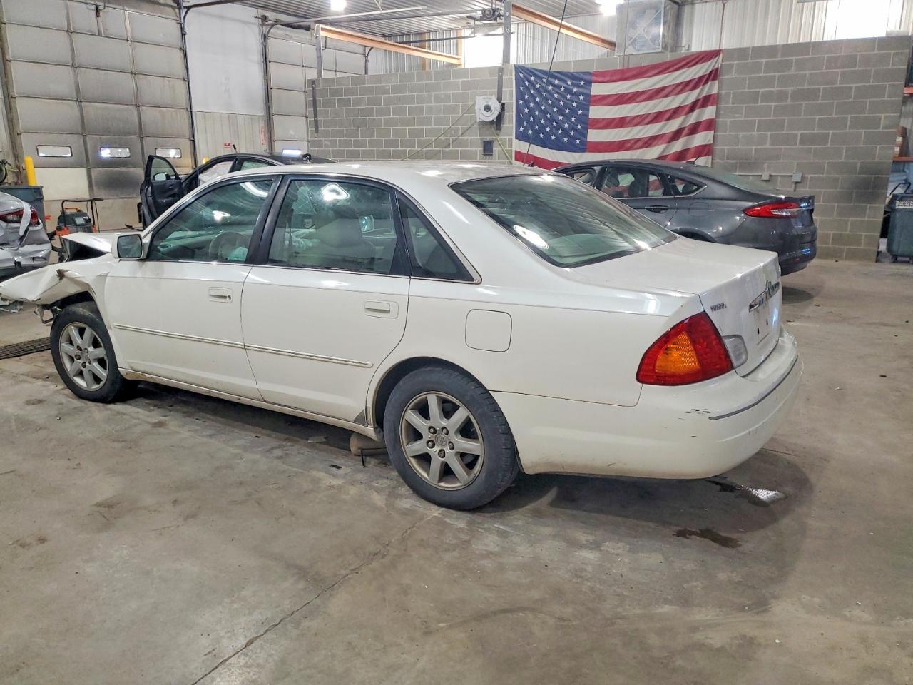 2001 Toyota Avalon 4D - Фото 2