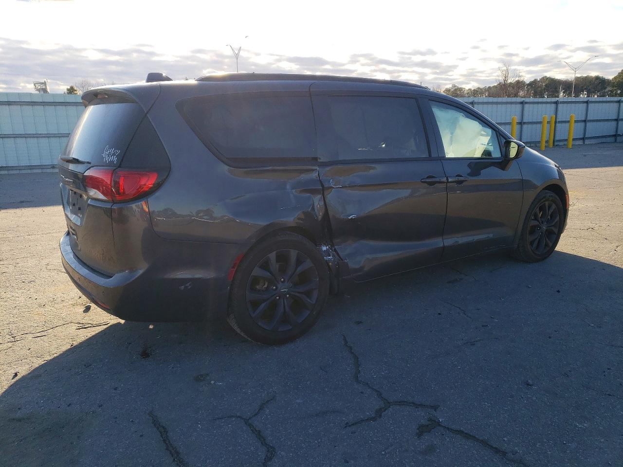 2020 Chrysler Pacifica Touring L - Фото 3
