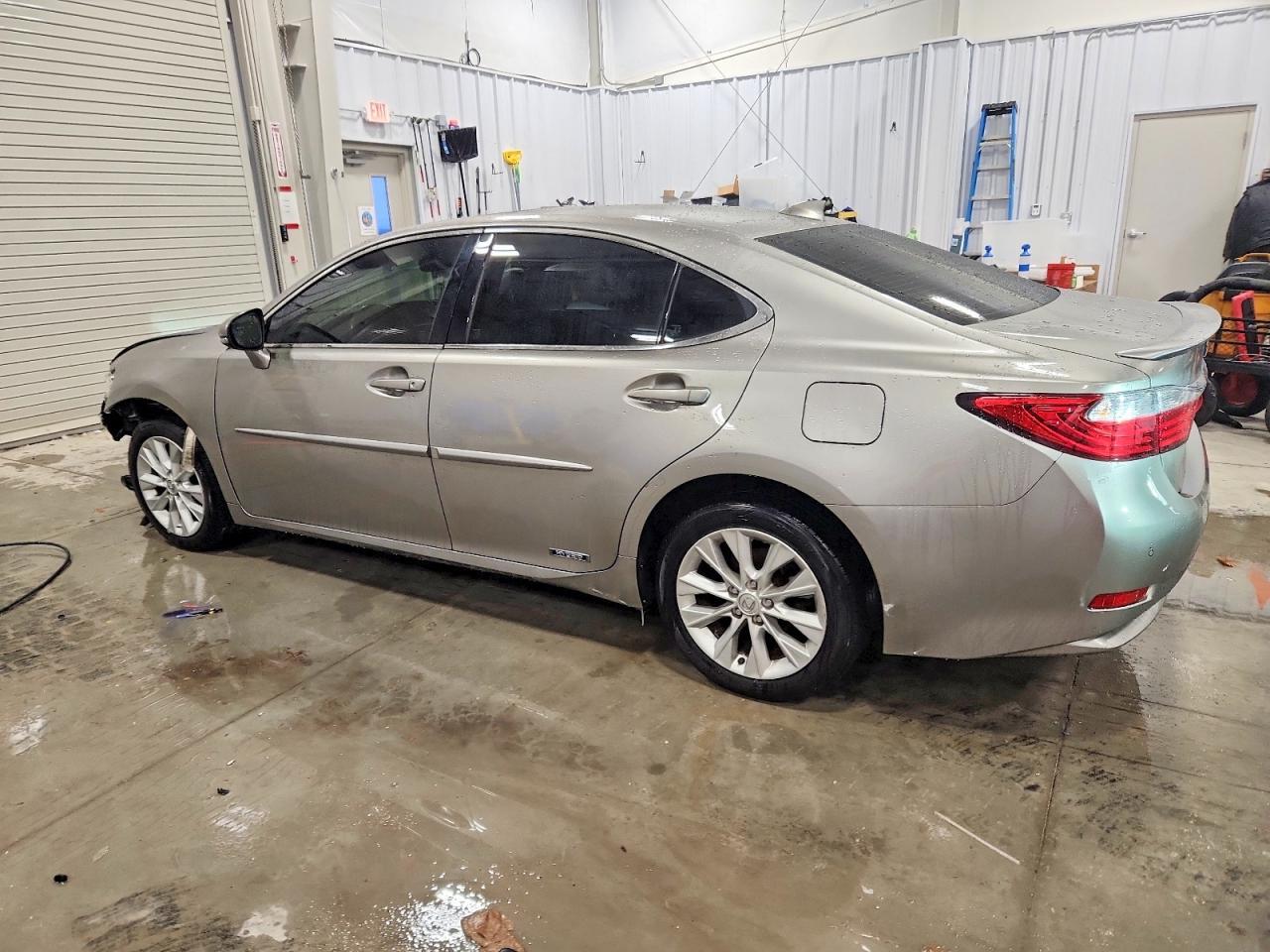 2015 Lexus Es 300H - Image 2