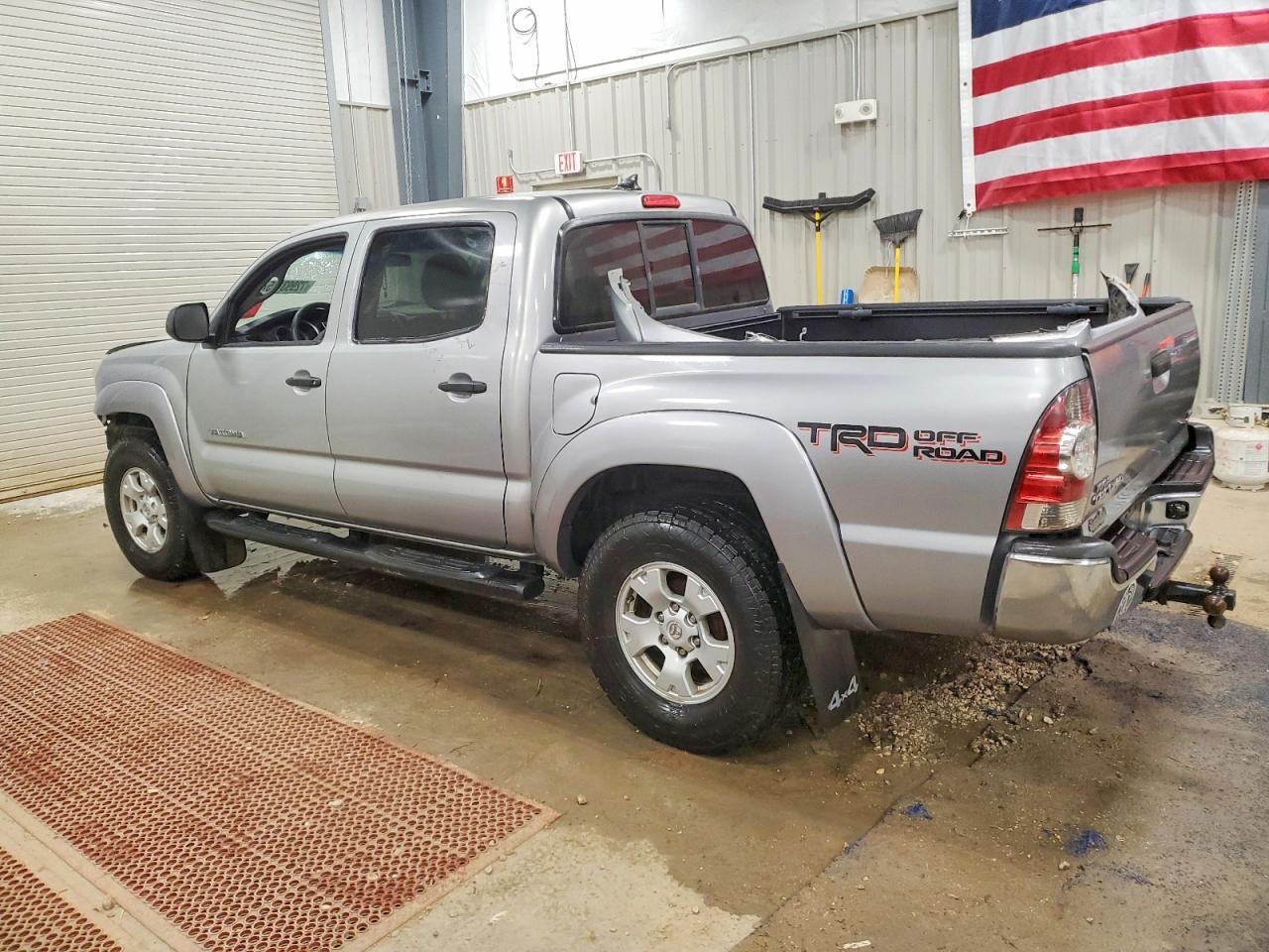 2015 Toyota Tacoma V6 - Image 2