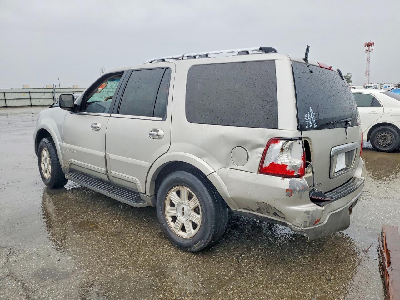 2003 Lincoln Navigator - Image 2