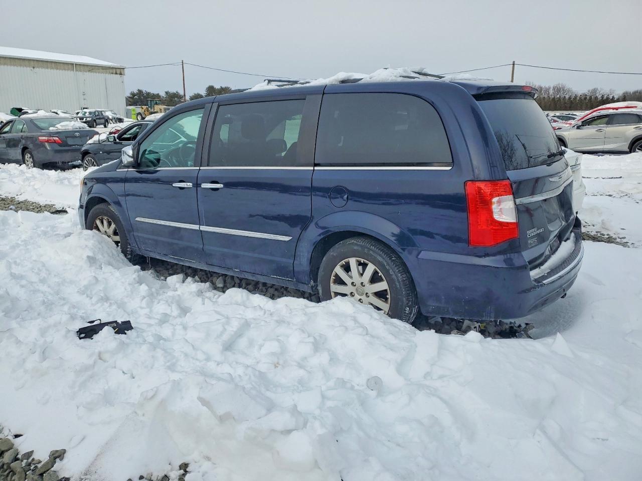 2012 Chrysler Town & Country Touring L - Фото 2