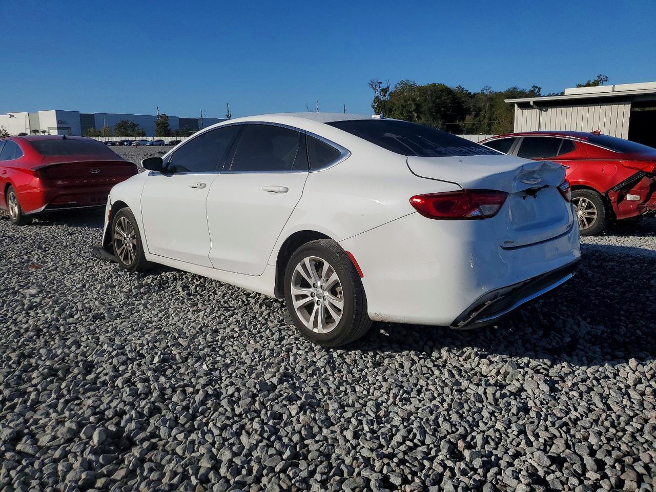 2015 Chrysler 200 Limited - Фото 2
