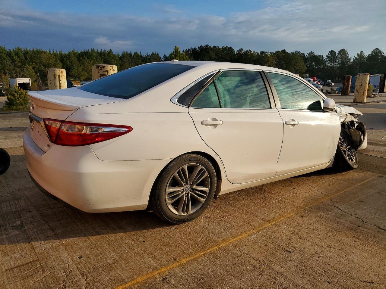 2015 Toyota Camry - Фото 3