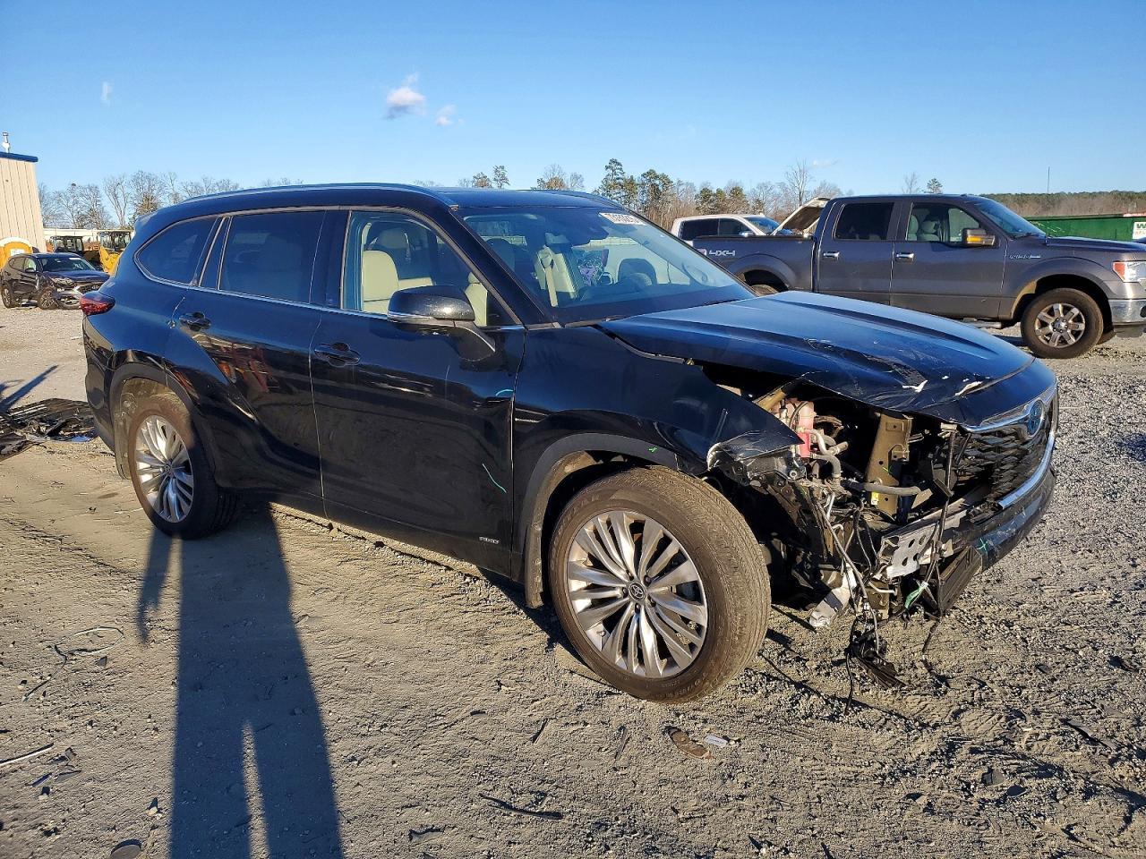 2023 Toyota Highlander Hybrid Limited - Image 4